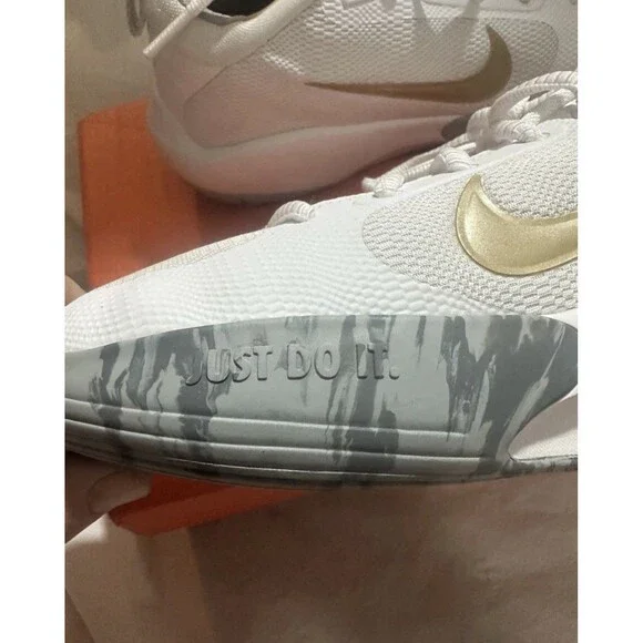 NEW Nike IsoFly Basketball Shoes White Metallic Gold Grey Big Kid's Size 7Y - Picture 10 of 14